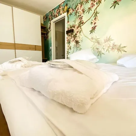 220 Lux Furnished Flat Apartment *
